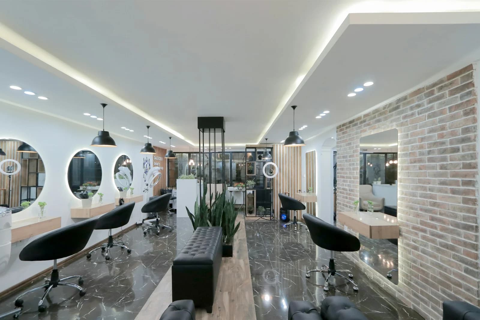 Planning a Salon Reception Mirror: Size, Sightlines, and Fit